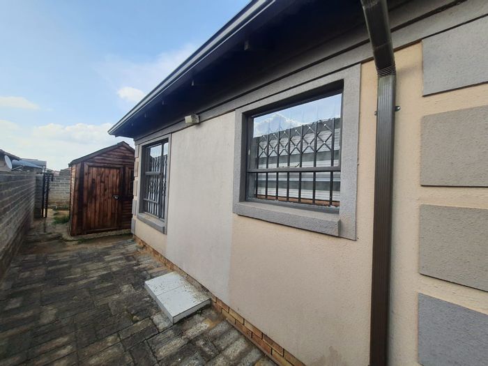 2-Bedroom House for Sale in Vanderbijlpark Ce 4, private back stand, contact today!