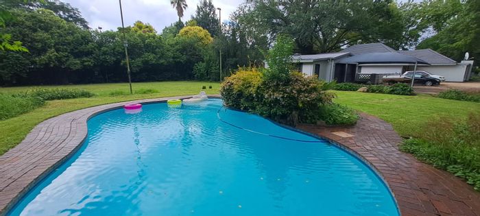 Three Rivers Proper House For Sale: Spacious 3-bed home with garden, garage, solar panels.