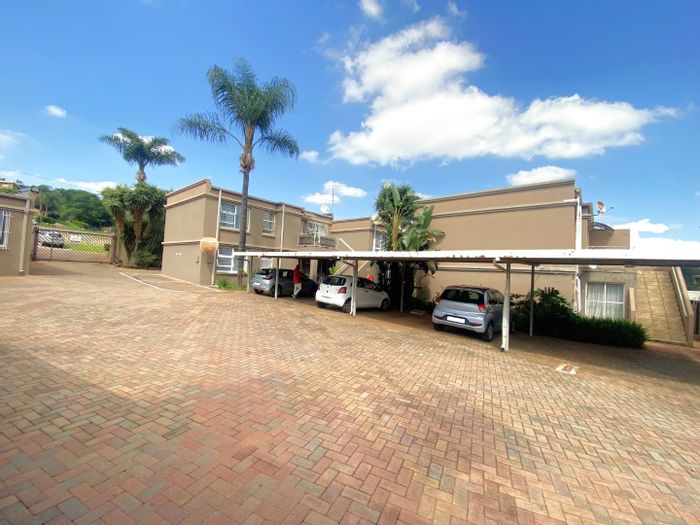 Flat for Sale in Roodekrans: Private garden, clubhouse, pool, and secure parking.