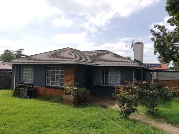 Peacehaven House For Sale: 2 Bedrooms, 2 Toilets, Large Lounge, Central Amenities.