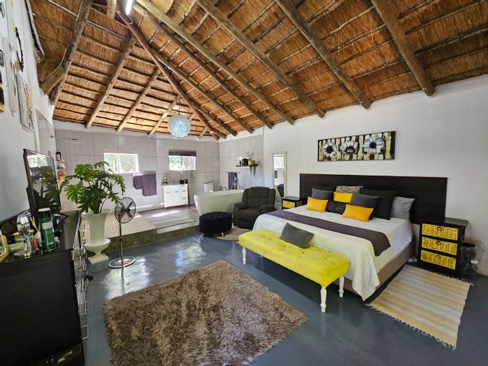 For Sale: Versatile House in Bendor with 6 Bedrooms, Pool, and Income Potential.