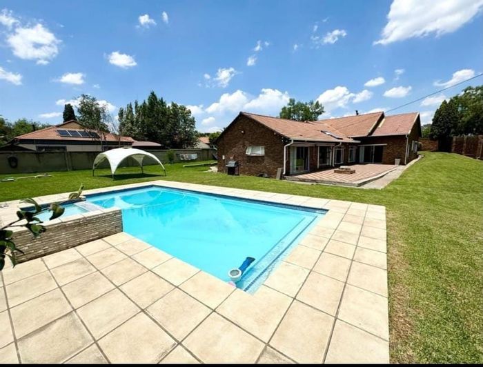 For Sale: Trichardt House with 5 Bedrooms, Pool, Security, and Eco-Friendly Features.