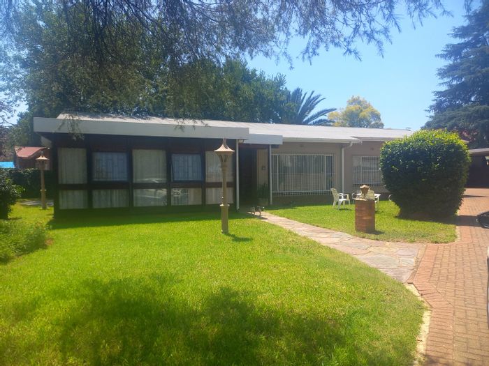 Rensburg House For Sale: 3 Bedrooms, large yard, security features, ample space.