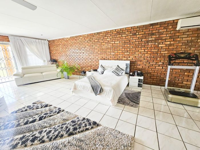 For Sale: Farm in Deneysville Central with 3 beds, caravan stands, and borehole.