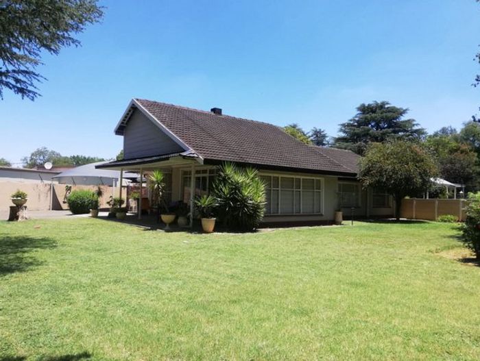 For Sale: House in Arcon Park with 3 bedrooms, pool, and large yard.