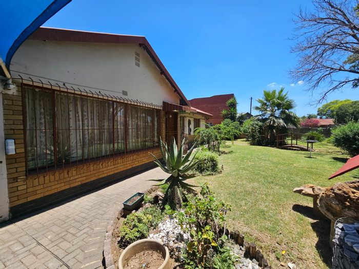 For Sale: House in Vanderbijlpark CE 2 with 3 bedrooms, garage, and flat.