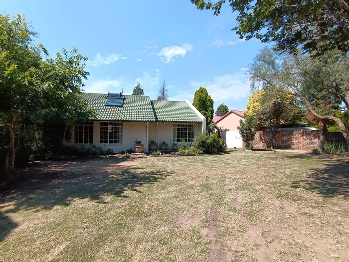 For Sale: Noordrand House with 4 Bedrooms, Flatlet, Solar, and Spacious Garden.