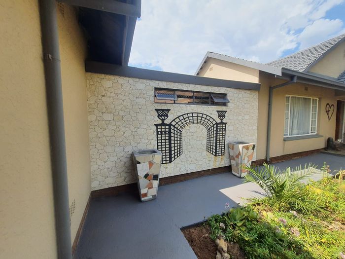 For Sale: 3-Bedroom House in Vanderbijlpark SE 6 with Splash Pool and Braai.