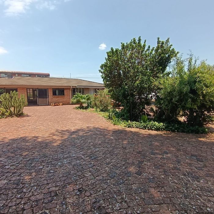 Versatile house in Selection Park for sale, ideal for family and workspace.