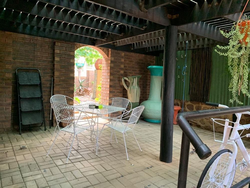 Swimming pool entertainment room