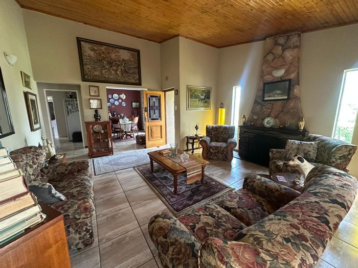 For Sale: House in Sonland Park with 4 bedrooms, flatlet, garden, and borehole.