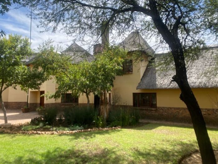 Boschenvaal River Front Lodges: House For Sale, 4 en-suite bedrooms, river access.