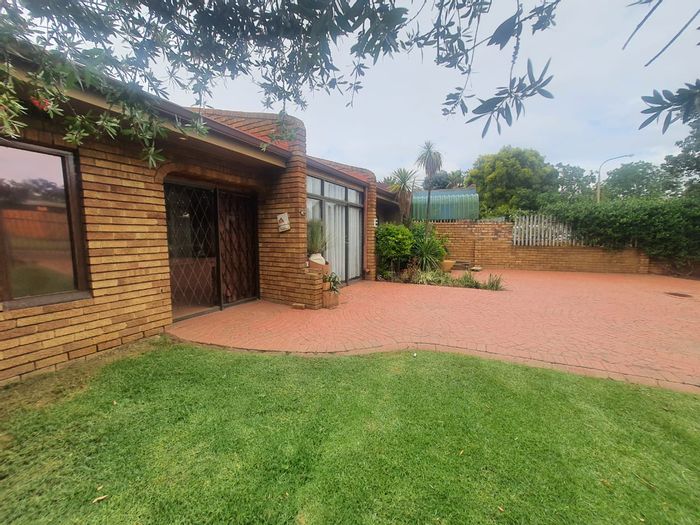 For Sale: House in Vanderbijlpark Sw 2 with flatlet, solar, and ample parking.