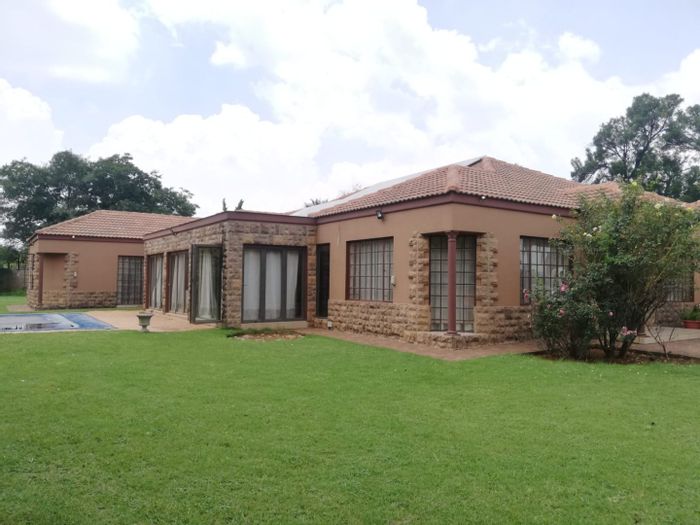 For Sale: House in Three Rivers East with pool, garden, and security features.