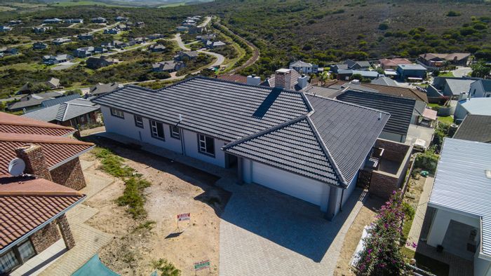 For Sale: House in Seemeeu Park with sea views, indoor braai, and spacious layout.