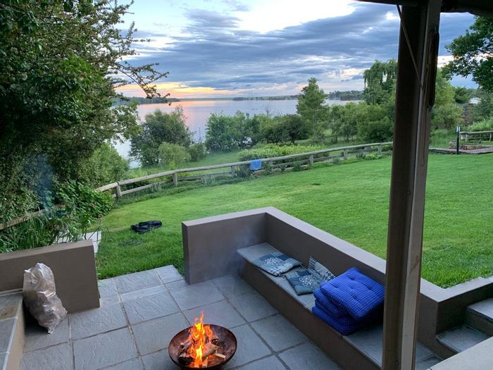 Balfour Rural House For Sale: Exclusive waterfront access, recreational estate, secure living.