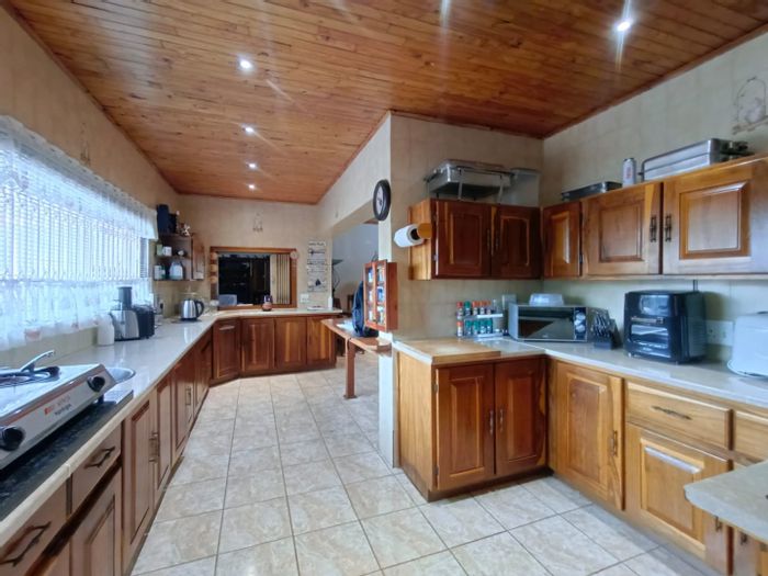 Vanderbijlpark Se 3 House For Sale: 4 Beds, Flatlet, Borehole, Entertainment Area.