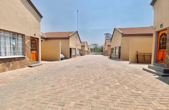 Annadale Townhouse For Sale: 3 Bedrooms, secure complex, parking, investment potential.