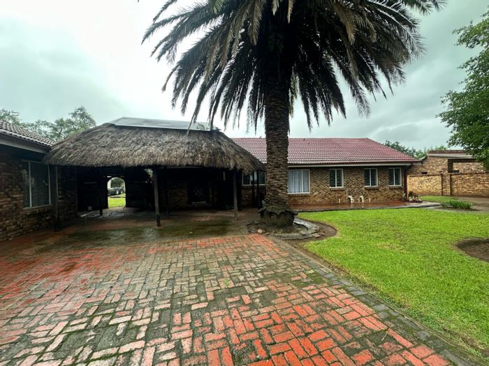 Waldrift House For Sale: 3 beds, flatlet, entertainment area, large garden.