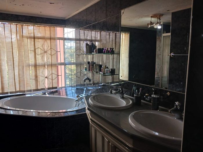 For Sale: Townhouse in Vanderbijlpark Sw 1 with 3 bedrooms, open-plan living.