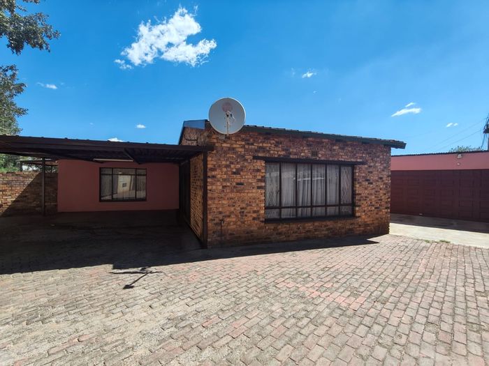 To Rent: House in Sasolburg Ext 12 with 3 beds, Lapa, double garages.