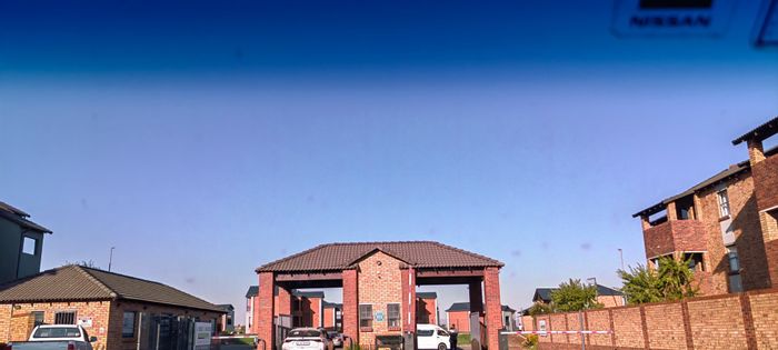 Olifantsvlei Apartment For Sale: 2 Bedrooms, balcony, biometric access, near schools.
