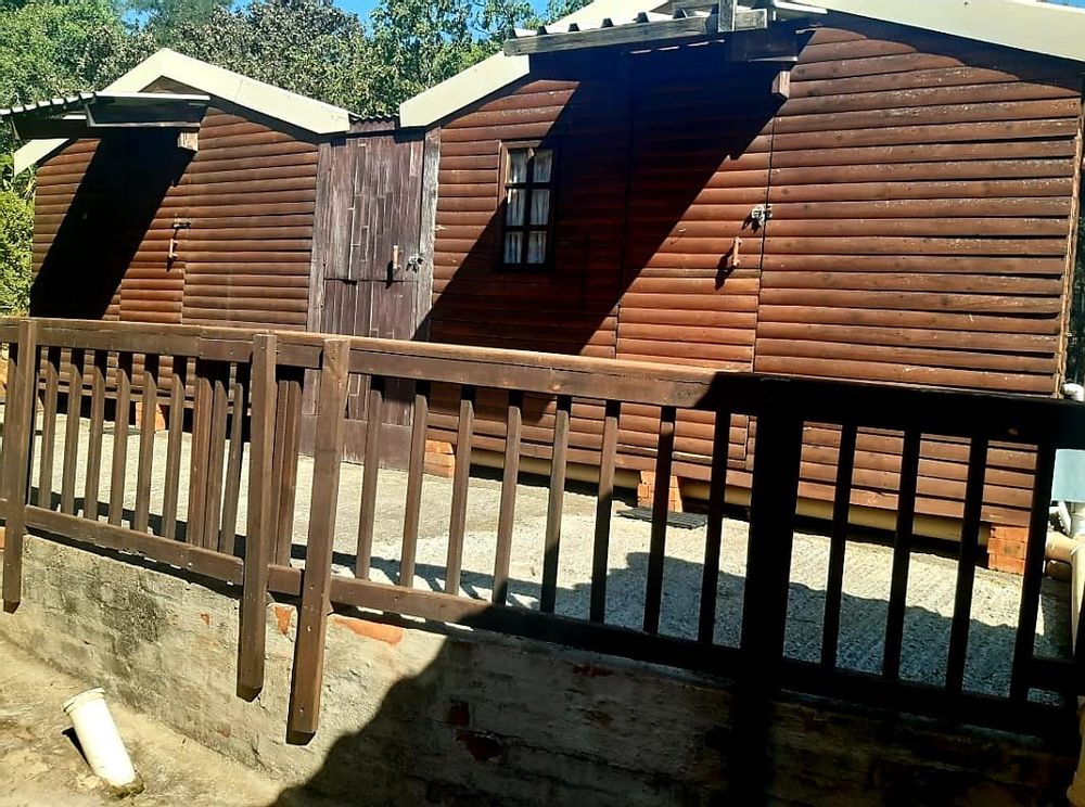 2 Wendy houses with 2 bathrooms