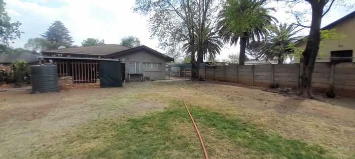 Highbury House For Sale: Main house, flatlets, garages, and ample living space.