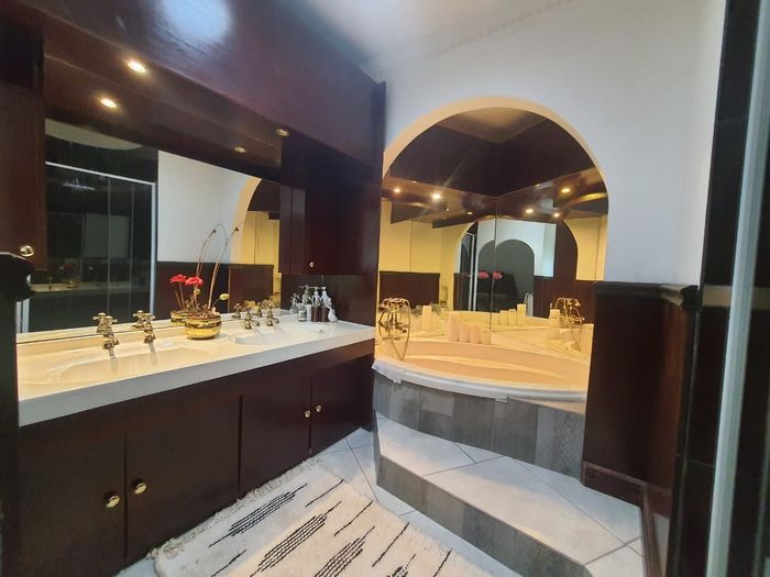 Vanderbijlpark Se 3 House For Sale: Pool, Lapa, study, and multiple lounges.