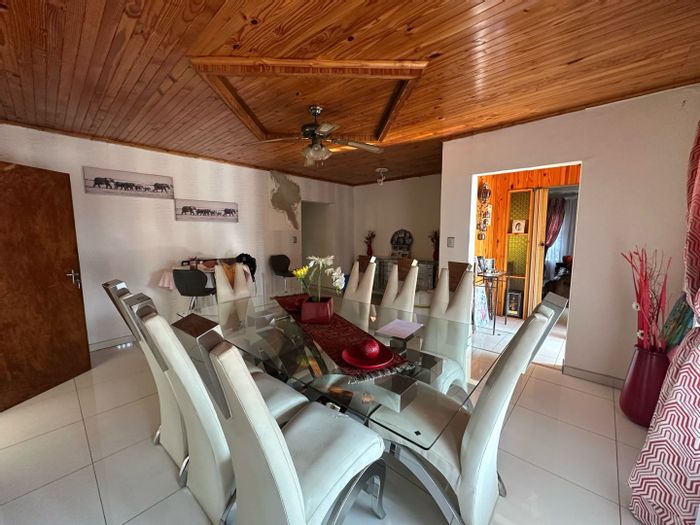 Waldrift House For Sale: 4 beds, 2 baths, flatlet, garden, entertainment area.