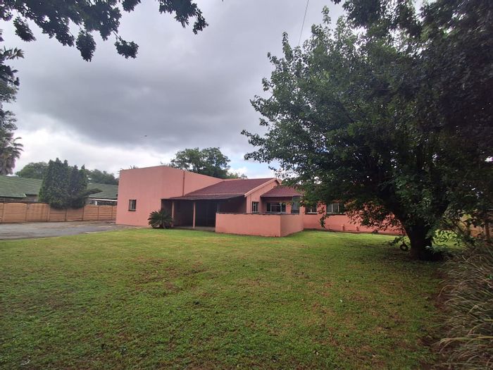 For Sale: Arcon Park House with 3 Bedrooms, Jacuzzi, and Large Yard Space.