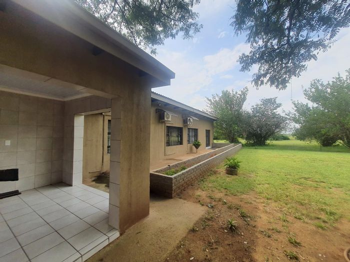 For Sale: Farm in Mullerstuine with flatlet, garages, and ample storage.
