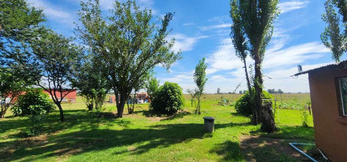 Vaalfontein Farm For Sale: 9.5 ha, business rights, workshops, houses, pool.