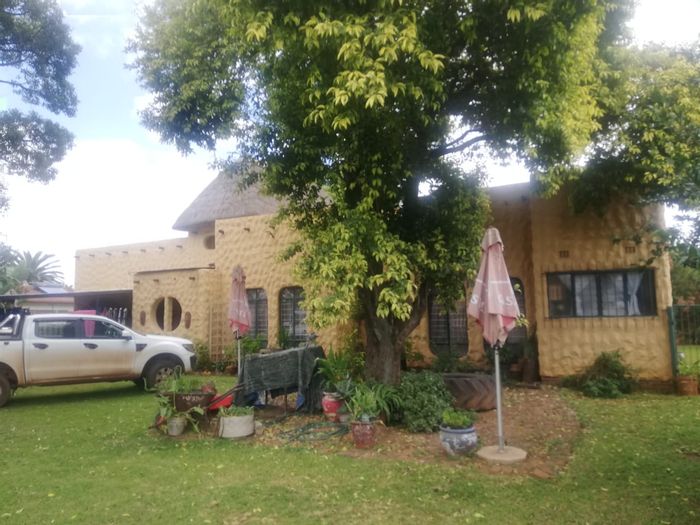 For Sale: House in Unitas Park with large garden, loft, and pet-friendly space.