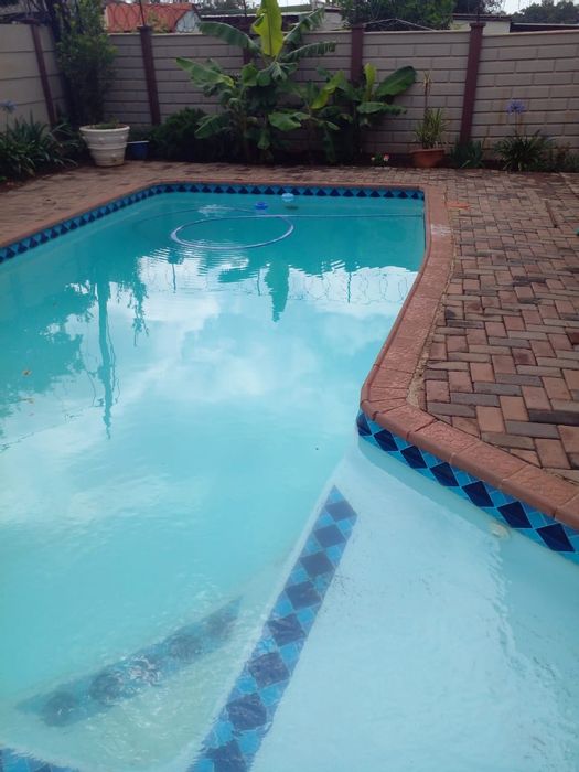 Vanderbijlpark Cw 5 House For Sale: 2 beds, pool, extra flat, spacious yard.