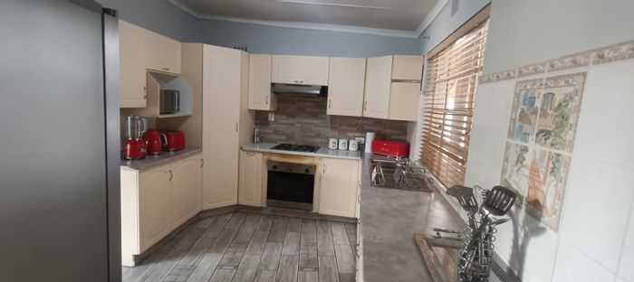 For Sale: House in Vanderbijlpark Sw 1 with pool, borehole, and security features.