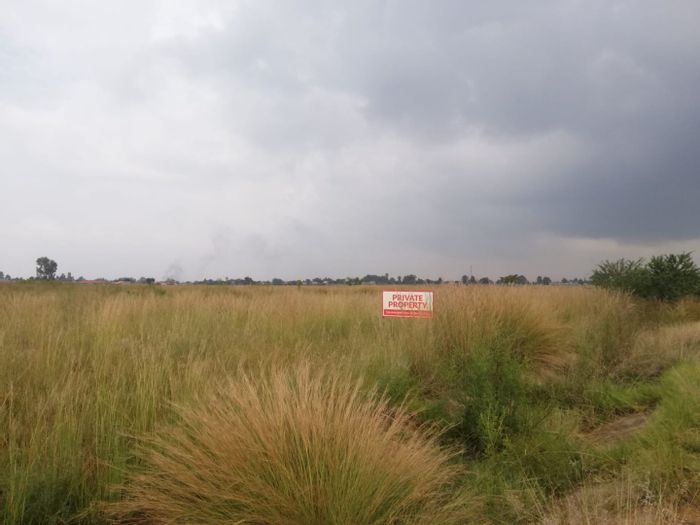 For Sale: Vacant Land Residential in Unitas Park, 4595m², zoned for residential/business.