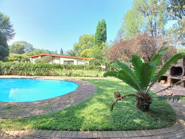 House for Sale in Sasolburg Ext 15: 4 Bedrooms, pool, garden, and ample space.