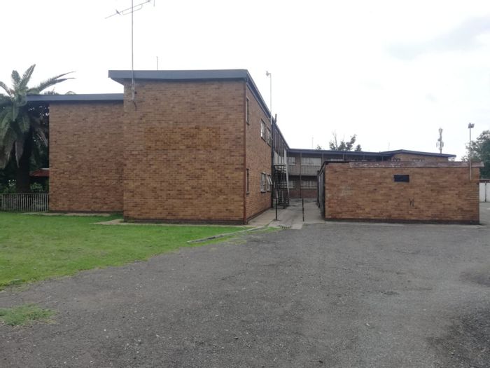 2-Bedroom Flat for Sale in Vereeniging Central with Lounge, Kitchen, and Patio.