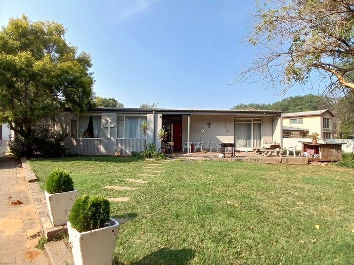 For Sale: House in Sasolburg Ext 15 with large yard, garage, and servant quarters.