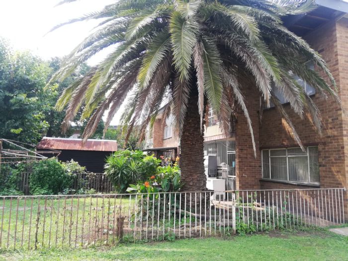 2 Bedroom Flat For Sale in Vereeniging Central with private yard and parking.