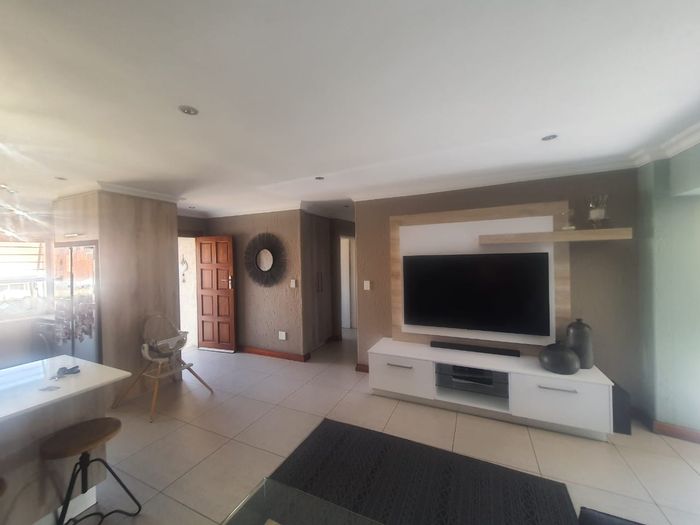 For Sale: 3-Bedroom Townhouse in Vanderbijlpark Se 3 with Indoor Braai and Tandem Garage.