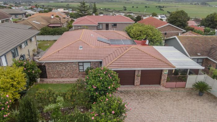 House for Sale in Fraaiuitsig: Indoor braai, solar system, automated garages, security.