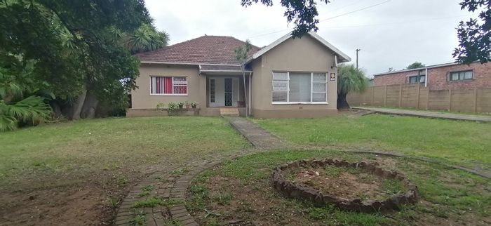 3-Bedroom House in Mosel For Sale with Large Yard and Converted Flatlet.