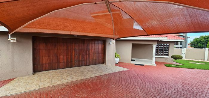 For Sale: House in Bendor with 4 bedrooms, double garage, and security estate amenities.