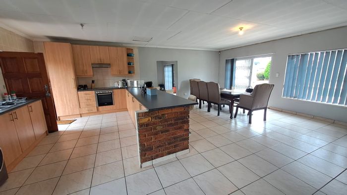 Waldrift House To Rent: 3 bedrooms, pool, pet-friendly, spacious yard.