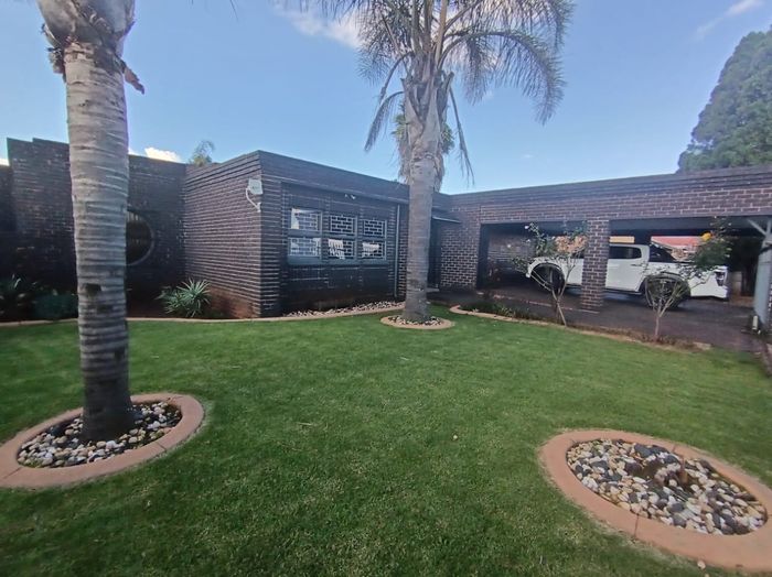 For Sale: House in Sunair Park with pool, bar, garage, and security features.