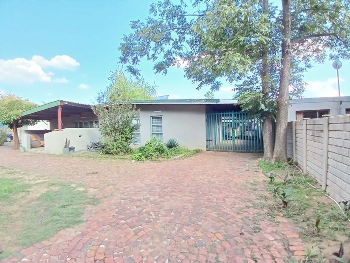 For Sale: House in Sasolburg Ext 23 with large yard, 3 living areas, and braai.