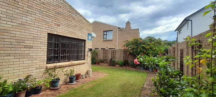 Wavecrest House For Sale: Spacious 5-bedroom, indoor braai, guest house potential.