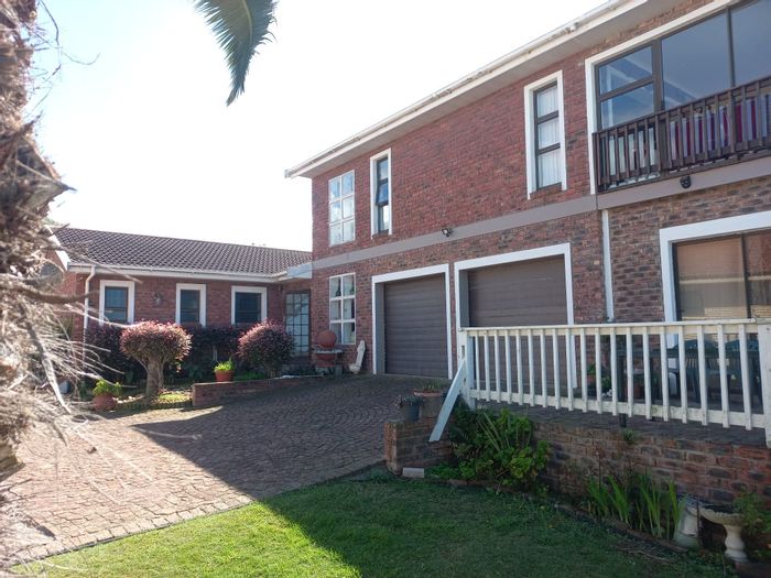 For Sale: House in Fraaiuitsig with 3 beds, flatlet, and rental income potential.